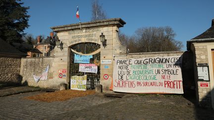 Le portail du site d'AgroParisTech, le 30 mars 2021, à Thiverval-Grignon (Yvelines). (THOMAS BAIETTO / FRANCEINFO)