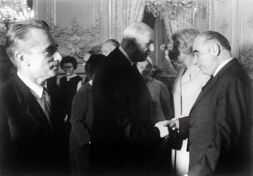 Charles de Gaulle (g) serre la main de George Pompidou, à Paris, le 28 novembre 1968. (AFP)