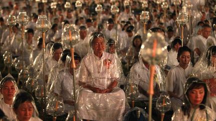 S&eacute;ance collective de m&eacute;ditation pour c&eacute;l&eacute;brer la naissance de Bouddha au temple Phra Dhammakaya (Tha&iuml;lande), le 4 juin 2012. (SUKREE SUKPLANG / REUTERS)