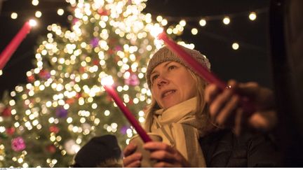 Des personnes, qui se trouvent sur le marché de Noël de Berlin visé par un attentat, rendent hommage aux victimes, le 20 décembre 2016. (ENNIO LEANZA / AP / SIPA)