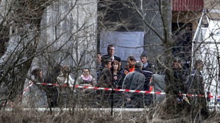 Des proches de victimes du crash de l'Airbus de Germanwings arrivent &agrave; Seyne-les-Alpes, jeudi 26 mars 2015. (JEFF PACHOUD / AFP)