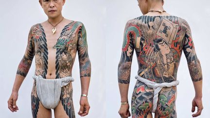 Le tatouage est devenu une forme d'expression artistique grâce à la circulation des savoirs et des pratiques entre les tatoueurs des différents continents. Les échanges ont été particulièrement intenses entre le Japon et les Etats-Unis. Au Japon, le tatouage a une longue histoire, depuis le tatouage décoratif  des Aïnous jusqu'au tatouage qui recouvre tout le corps. Il a été interdit en 1872 et il est resté tabou au XXe siècle car il était associé aux yakuzas (mafieux).
 (Photo Tattooinjapan.com / Martin Hladik)