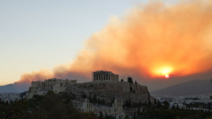 La fumée dégagée par l'incendie de Varnavas se répand au-dessus du Parthénon, à Athènes (Grèce), le 12 août 2024. (COSTAS BALTAS / AFP)