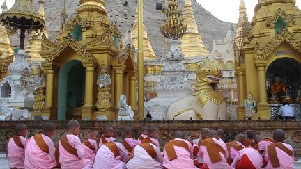 Les novices féminines sont aussi jeunes que les novices masculins. On voit ici un groupe de fillettes au pied de la pagode Shwedagon, la plus sacrée de Birmanie, à Yangon.