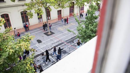 Le masque n'est plus obligatoire dans les cours de récréation, ici dans une école primaire de Paris. (ALEXIS SCIARD / MAXPPP)