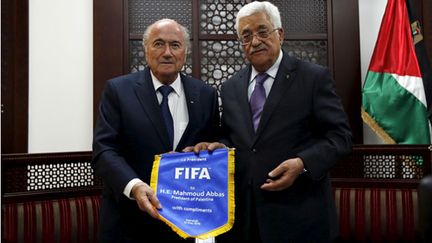 &nbsp; (Rencontre entre le président de la Fifa, Joseph Sepp Blatter et Mahmoud Abbas © Mohamad Torokman/Reuters)