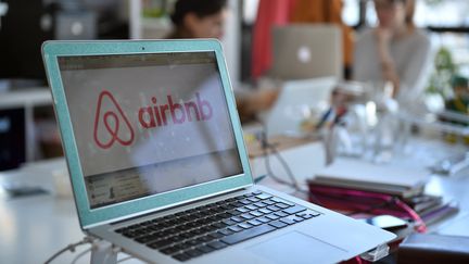 Le logo d'Airbnb sur un écran d'ordinateur portable, le 21 avril 2015 à Paris, dans les locaux français de l'entreprise. (MARTIN BUREAU / AFP)