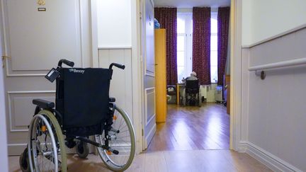 Une résidente d'un Ehpad Orpea est attablée dans sa chambre, le 5 novembre 2020, à Waterloo (Belgique). (DAINA LE LARDIC / ISOPIX / SIPA)