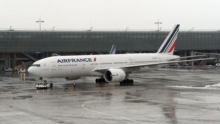 Air France envisage de supprimer 2 800 postes en 2014. (ERIC PIERMONT / AFP)