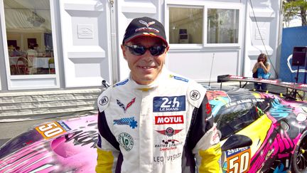 Le chef d'entreprise Christian Philippon, l'un des 45 amateurs au départ de la 85e édition des 24 heures du Mans. Il pose devant sa Corvette, en juin 2017 (JEAN-PIERRE BLIMO / FRANCEINFO)