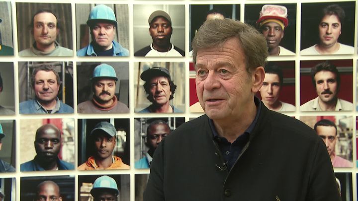 Antoine de Galbert devant le mur de photos d'ouvriers, au musée de Grenoble. (FRANCE 3 ALPES)