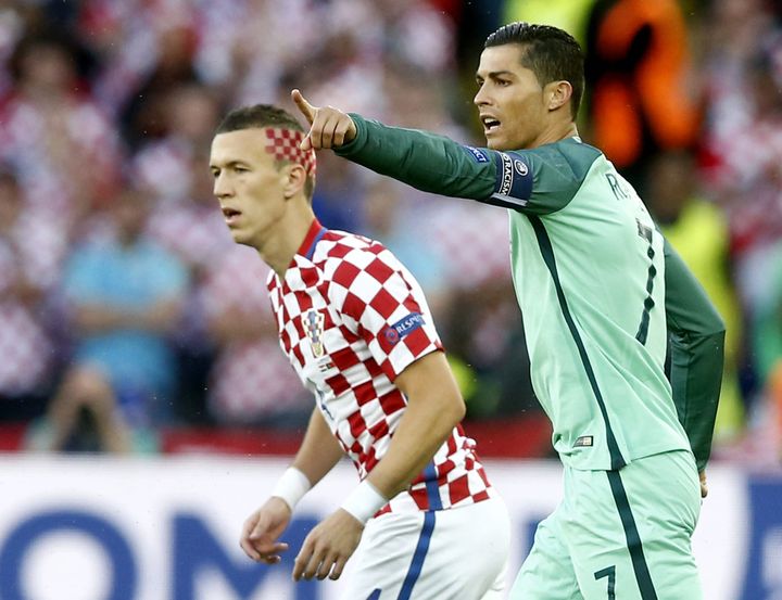 Le milieu de terrain croate Ivan Perisic face au Portugais Cristiano Ronaldo, lors du match Croatie-Portugal à Lens, le 25 juin 2016. (MAXPPP)