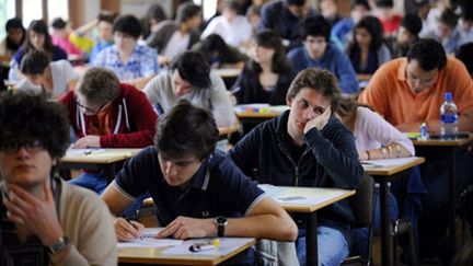 Elèves de terminale lors de l'épreuve de philosophie du baccalauréat, le 18 juin 2009 au lycée Chaptal à Paris. (AFP - stephane de Sakutin)