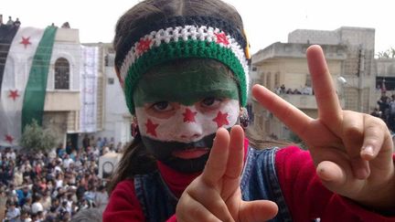 Une petite fille aux couleurs du parti Baas participe &agrave; une manifestation anti-gouvernementale &agrave; Talbisseh pr&egrave;s de Homs (Syrie), le 20 avril 2012. (SHAAM NEWS NETWORK / AFP)