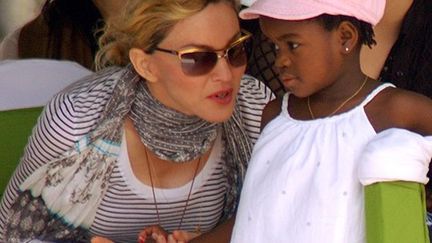 Madonna avec sa fille adoptive au Malawi lors de la pose de la première pierre en 2010 d&#039;une école pour filles
 (AMOS GUMULIRA / AFP)