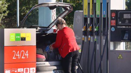 Une automobiliste achète du carburant dans une station service de Bordeaux (Gironde), le 11 novembre 2022.&nbsp; (FABIEN COTTEREAU / MAXPPP)