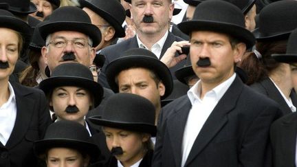 662 personnes déguisées en Charlot en Suisse pour le premier anniversasire de "Chaplin's World", le musée dédié à Charlie Chaplin, à Corsier-sur-Vevey, dans l'ouest de la Suisse  (16/04/2017)
 (Richard Juilliart / AFP)