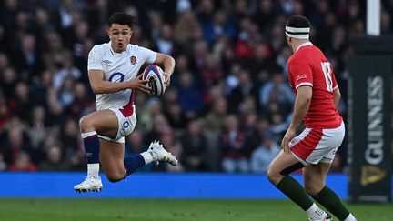 Le demi d'ouverture anglais Marcus Smith tente une percée face à la défense galloise, le 26 février 2022 à Twickenham, lors du Tournoi des six nations.&nbsp; (GLYN KIRK / AFP)