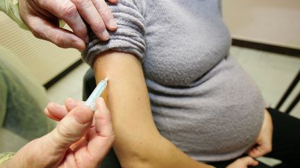 Une femme enceinte en train de recevoir un vaccin. (FRANÇOIS DESTOC / MAXPPP)