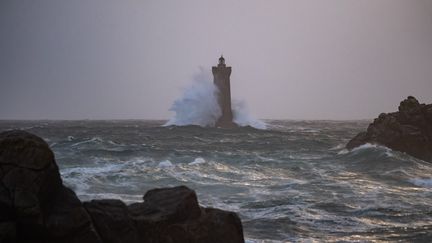 Le phare du Four affronte la tempête Patricia, le 2 août 2023, au large de Porspoder (Finistère). (GUILLAUME SALIGOT / OUEST-FRANCE / MAXPPP)