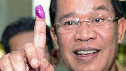 Hun Sen, Premier ministre cambodgien, vient de voter dans la province de Kandal, le 3 juin 2012. (AFP/TANG CHHIN SOTHY)