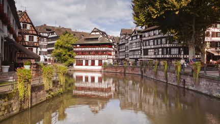 Entour&eacute;e par les deux bras de la rivi&egrave;re de l'Ill, la Grande &icirc;le constitue le coeur historique de Strasbourg. Sa cath&eacute;drale, ses quatre &eacute;glises, son palais Rohan ne sont que quelques exemples des nombreux monuments qu'elle rec&egrave;le. (JULIAN ELLIOTT / ROBERT HARDING PREMIUM / AFP)