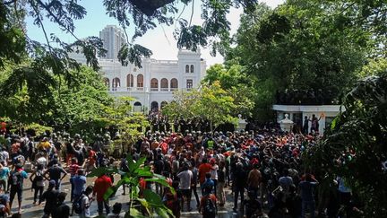 Des manifestants se rassemblent devant la résidence du Premier ministre du Sri-Lanka, le 13 juillet 2022, à Colombo. (AFP)