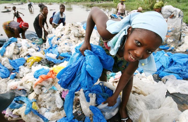 Un peu partout en Afrique, comme ici à Abidjan, en Côte d'Ivoire, la collecte artisanale des déchets en plastique est une source de revenus essentielle pour les plus pauvres. (ISSOUF SANOGO / AFP)