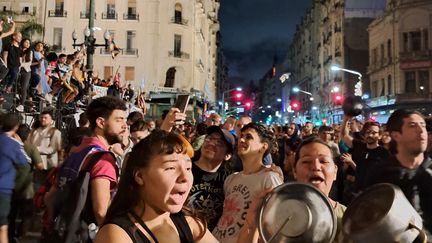 Des manifestants à Buenos Aires, la capitale de l'Argentine, pour protester contre les réformes du nouveau président Javier Milei. (CAROLINE VICQ / RADIOFRANCE)