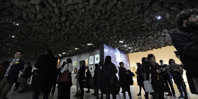 Un plafond oppressant au-dessus des visiteurs, dans l'une des salles du musée Guggenheim de Bilbao... (15/03/2013)
 (Rafa Rivas / AFP)