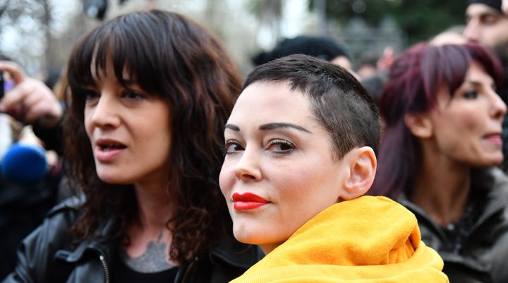 Asia Argento et Rose McGowan, toutes deux victimes du producteur, défilent pendant la journée des droits des femmes en Italie le 8 mars 2018.
 (ALBERTO PIZZOLI / AFP)