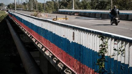 L'un des ponts qui enjambent l'Oskil à Koupiansk (Ukraine), le 19 septembre 2022. De violents affrontements ont&nbsp;lieu dans la ville coupée en deux depuis la contre-offensive ukrainienne. (YASUYOSHI CHIBA / AFP)