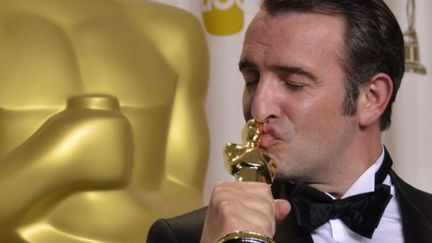 Jean Dujardin embrasse l&#039;Oscar
 (JOE KLAMAR / AFP)