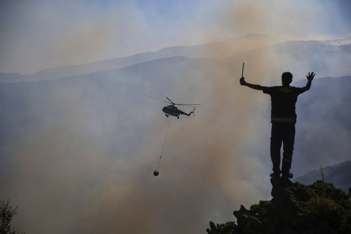 Un hélicoptère participe à une opération d'extinction d'incendies de forêt, à Koycegiz&nbsp;dans la région de Mugla (Turquie), le 9 août 2021. (EMRE TAZEGUL/AP/SIPA / SIPA / AFP)