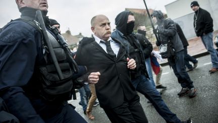 L'ancien militaire Willy Destierdt interpellé par la police à Calais (Pas-de-Calais), samedi 20 février 2016. (JULIEN  PITINOME / CITIZENSIDE.COM / AFP)