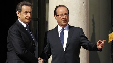 Fran&ccedil;ois Hollande et Nicolas Sarkozy lors de la passation de pouvoirs &agrave; l'Elys&eacute;e, &agrave; Paris,&nbsp;le 15 mai 2012.&nbsp; (BENOIT TESSIER / REUTERS)