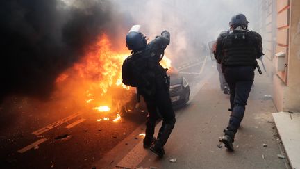 De violents heurts ont eu lieu dans rues de la capitale,&nbsp;près des Champs-Elysées. Les forces de l'ordre ont utilisé des grenades de désencerclement pour repousser des manifestants. (THOMAS SAMSON / AFP)