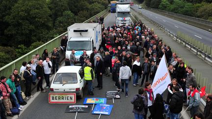 Des salari&eacute;s de Gad, Tilly-Sabco, Doux et Marine Harvest bloquent le pont de Morlaix (Finist&egrave;re), le 14 octobre 2013. (MAXPPP)