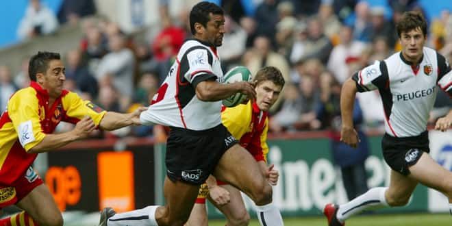 Emile N'Tamack tente d'échapper à la défense de l'USAP