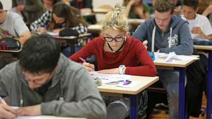 Des collégiens planchent sur le brevet des collèges, le 23 juin 2016, à Quimperlé (Finistère). (MAXPPP)