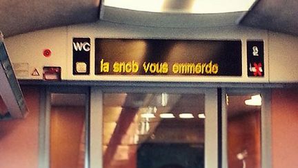 Les passagers d'un train reliant Ostende &agrave; Eupen&nbsp;(Belgique) ont eu la surprise de d&eacute;couvrir ce message, le 15 f&eacute;vrier 2015. (VALENTINEAVOH / INSTAGRAM)