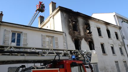 Une photo de l'immeuble incendi&eacute;&nbsp;dans lequel trois Roms ont p&eacute;ri &agrave; Lyon, dans la nuit du 12 au 13 mai 2013 (PHILIPPE DESMAZES / AFP)