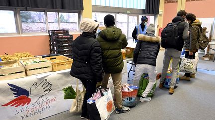 Distribution alimentaire du Secours populaire pour des étudiants, à Strasbourg, le 12 décembre 2020.&nbsp; (FREDERICK FLORIN / AFP)