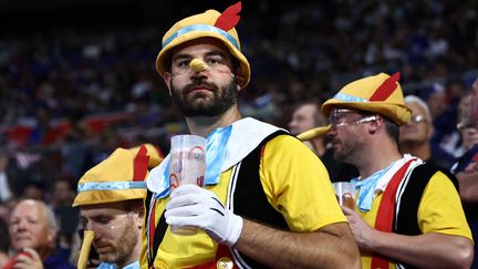 Des supporters déguisés en Pinocchio lors du match France-Italie dans les tribunes du Groupama Stadium, le 6 octobre 2023. (ANNE-CHRISTINE POUJOULAT / AFP)