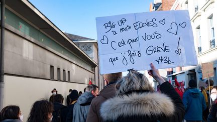 13 janvier 2022. A Rennes, les enseignants et membres de l'éducation nationale, parents d'élèves, élèves et étudiants ont manifesté. Environ 3000 personnes se sont réunies pour manifester leur opposition à la gestion de la crise sanitaire par Jean Michel Blanquer et le gouvernement dans les écoles. (Illustration) (MARTIN ROCHE / OUEST-FRANCE / MAXPPP)