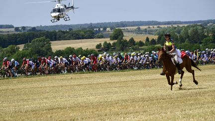 Le peloton lors de la 7e étape du Tour de France 2017 entre Troyes et Nuits-Saint-Geroges. (PHILIPPE LOPEZ / AFP)