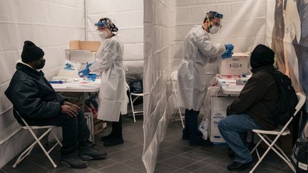 Des soignants réalisent des tests pour détecter le&nbsp;Covid-19, le 27 décembre 2021, à New York (Etats-Unis). (SCOTT HEINS / GETTY IMAGES NORTH AMERICA / AFP)