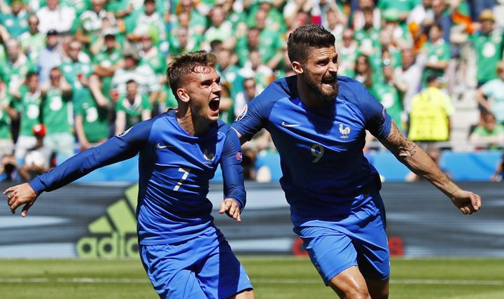 Antoine Griezmann célèbre son but avec&nbsp;Olivier Giroud, lors du match France-Irlande, le 26 juin 2016 à Lyon. (REUTERS)