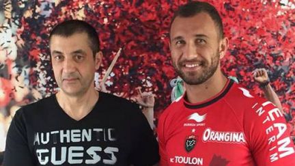 Quade Cooper avec le maillot de Toulon, ici aux côtés du président du RCT.