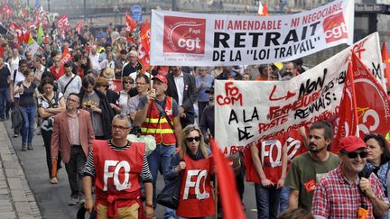 Des militants de la CGT et de Force ouvrière manifestent dans les rues de Rennes (Ille-et-Vilaine), le 23 juin 2016. (JEAN-FRANCOIS MONIER / AFP)